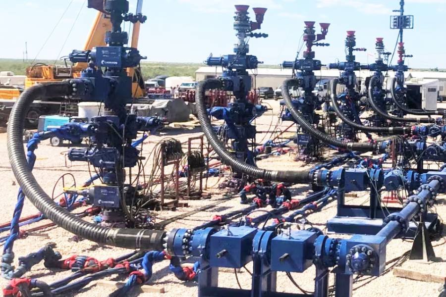 Hydraulic fracturing spread (pumps and manifold)